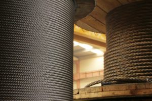 e preciso fazer lubrificacao de cabos de aco