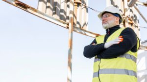 homem de angulo baixo posando com capacete 23 2148921382