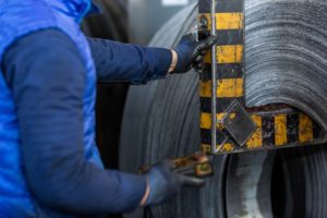 uma pessoa trabalha com luvas 140725 7930