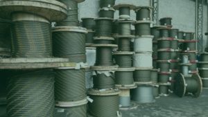 Imagem de vários rolos de cabos de aço.