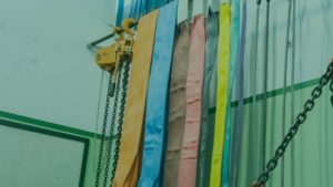 Proteção e medidas de segurança para cintas de elevação: imagem de várias cintas de elevação.