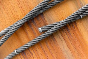 Cabo de aço galvanizado ou polido: conheça as principais diferenças 1 Imagem de um cabo de aço