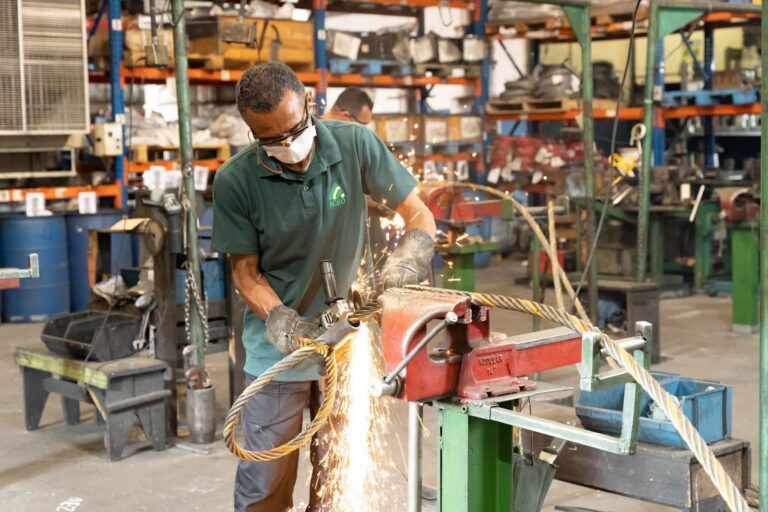 Treinamento técnico para cabos de aço: segurança e eficiência para operadores industriais