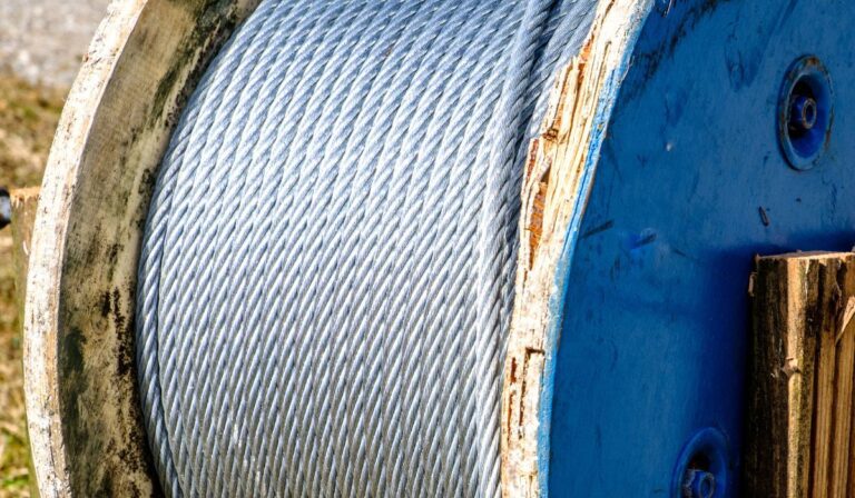Cabo galvanizado vs. cabo inox: como escolher o material certo para ambientes corrosivos?