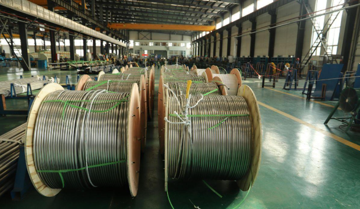 Cabos de aço com revestimento em PVC ou Nylon: quando o acabamento polimérico é indispensável?