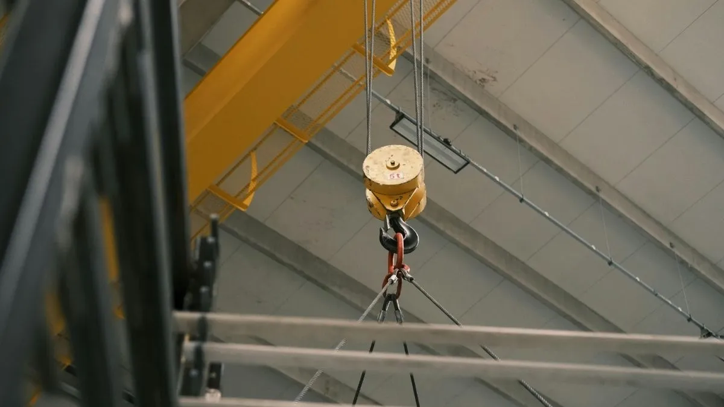 Gancho para ponte rolante instalado e apresentando trava