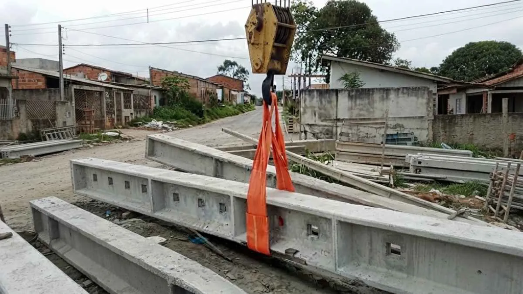 Conheça os tipos de cintas para içamento de carga e suas aplicações industriais 2 Cinta de içamento de carga sendo usada para movimentação de poste de concreto.