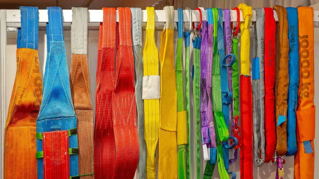 Conheça os tipos de cintas para içamento de carga e suas aplicações industriais 3 Cintas para içamento de carga demonstradas por cores.