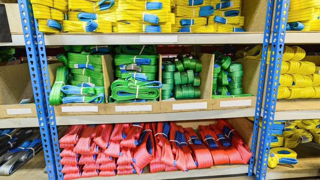 Como usar a tabela cinta de elevação de carga para dimensionar sua operação? 2 Cintas elevação de carga armazenadas por cores.