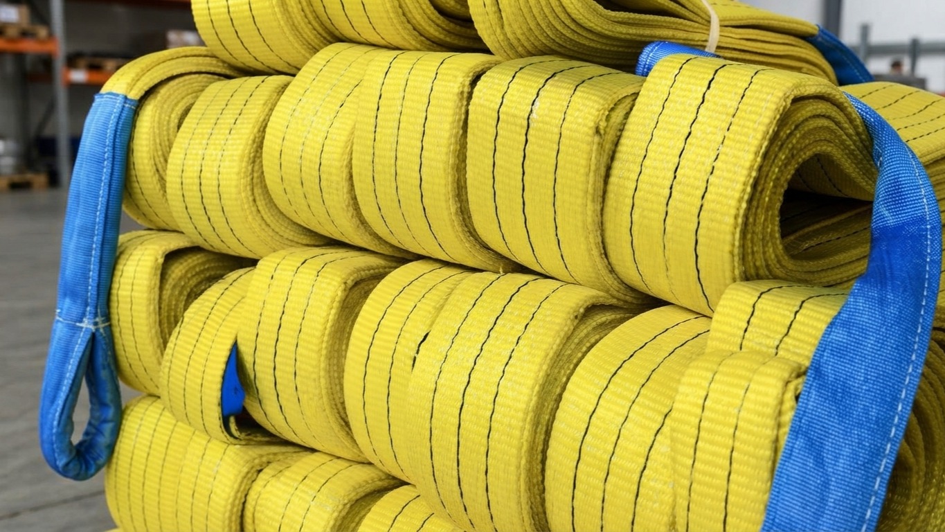 Tipos de cintas para içamento de cargas armazenadas para uso.