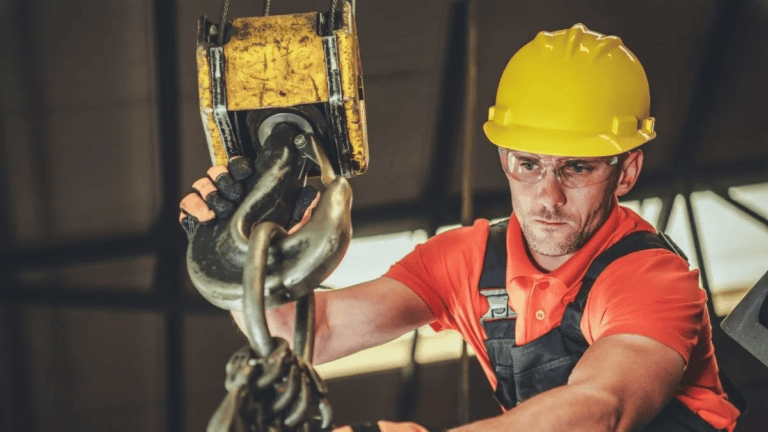 Engenheiro instalando gancho para ponte rolante
