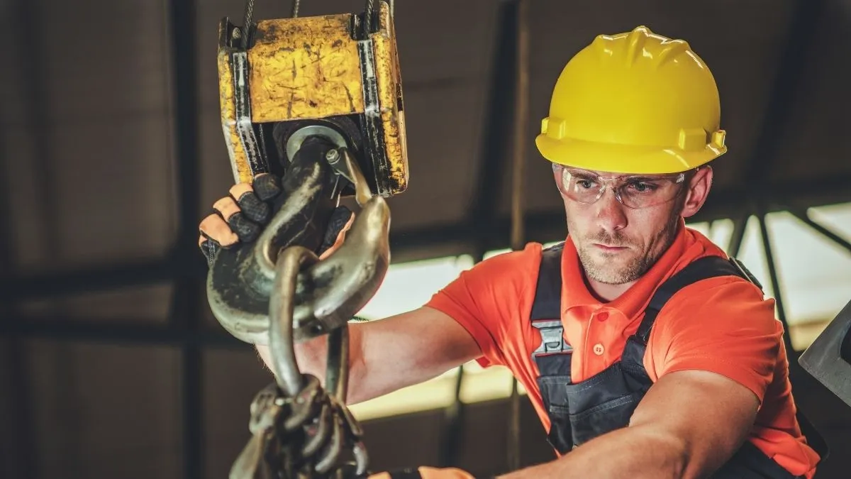 Engenheiro instalando gancho para ponte rolante