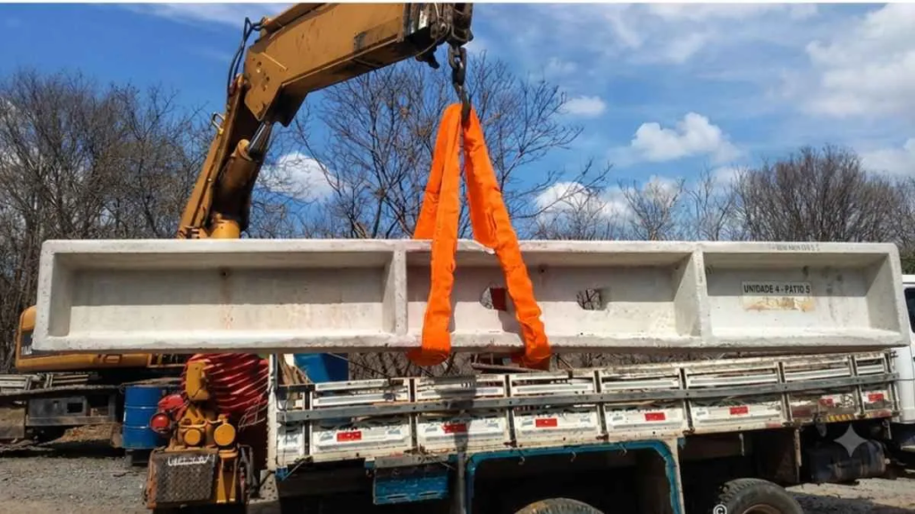 Cinta de elevação tubular utilizada para içamento de poste de concreto.
