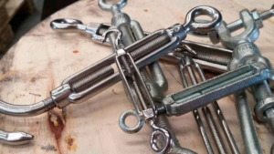 Esticadores em aço galvanizado em superfície de madeira